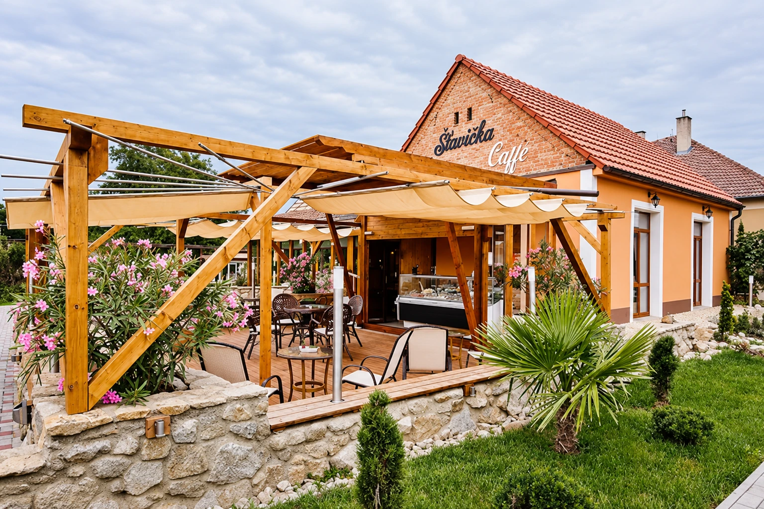 Kaviareň Šťavička Caffé zvonku s drevenou pergolou vo Voderadoch